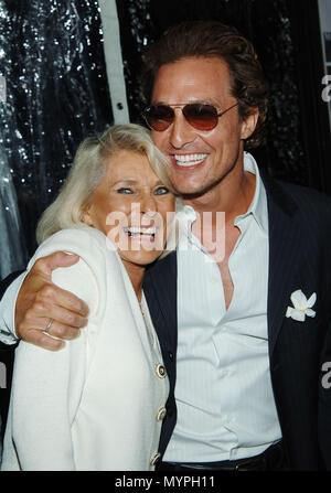 Matthew McConaughey und Mama an den beiden anreisen, für das Geld Premiere auf der Samuel Goldwyn Theater in Los Angeles. September 26, 2005.06 McConaugheyMatthew MOM-Ereignis in Hollywood Leben - Kalifornien, Red Carpet Event, USA, Filmindustrie, Prominente, Fotografie, Bestof, Kunst, Kultur und Unterhaltung, prominente Mode, Besten, Hollywood Leben, Event in Hollywood Leben - Kalifornien, Roter Teppich und backstage, Musik Prominente, Topix, Paar, Familie (Mann und Frau) und Kids - Kinder, Brüder und Schwestern anfrage tsuni@Gamma-USA.com, Kredit Tsuni/USA, 2006 bis 2009 Stockfoto