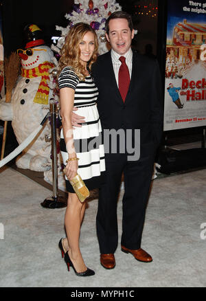 Sarah Jessica Parker und Ehemann Matthew Broderick Ankunft an Deck die Hallen Premiere auf der Chinese Theatre in Los Angeles. in voller Länge lächeln Blickkontakt 06 BroderickM ParkerSarahJ Event in Hollywood Leben - Kalifornien, Red Carpet Event, USA, Filmindustrie, Prominente, Fotografie, Bestof, Kunst, Kultur und Unterhaltung, prominente Mode, Besten, Hollywood Leben, Event in Hollywood Leben - Kalifornien, Roter Teppich und backstage, Musik Prominente, Topix, Paar, Familie (Mann und Frau) und Kids - Kinder, Brüder und Schwestern anfrage tsuni@Gamma-USA.com, Kredit Tsuni/USA, 2006, 200 Stockfoto