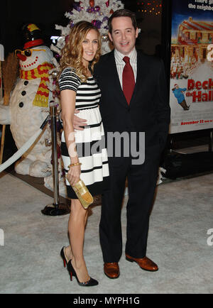 Sarah Jessica Parker und Ehemann Matthew Broderick Ankunft an Deck die Hallen Premiere auf der Chinese Theatre in Los Angeles. in voller Länge lächeln Blickkontakt 06 ParkerSJ BroderickMatth Event in Hollywood Leben - Kalifornien, Red Carpet Event, USA, Filmindustrie, Prominente, Fotografie, Bestof, Kunst, Kultur und Unterhaltung, prominente Mode, Besten, Hollywood Leben, Event in Hollywood Leben - Kalifornien, Roter Teppich und backstage, Musik Prominente, Topix, Paar, Familie (Mann und Frau) und Kids - Kinder, Brüder und Schwestern anfrage tsuni@Gamma-USA.com, Kredit Tsuni/USA, 2006 20. Stockfoto