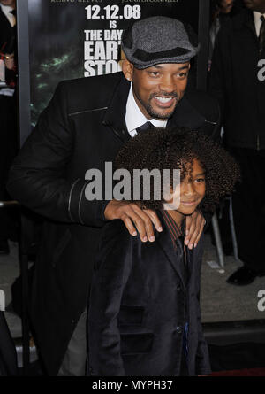 Will Smith mit Sohn Jaden - DER TAG, AN DEM DIE ERDE STILLSTAND Premiere auf der AMC Loews Lincoln Square Theater in New York 06 SmithWill Jaden 06 Veranstaltung in Hollywood Leben - Kalifornien, Red Carpet Event, USA, Filmindustrie, Prominente, Fotografie, Bestof, Kunst, Kultur und Unterhaltung, prominente Mode, Besten, Hollywood Leben, Event in Hollywood Leben - Kalifornien, Roter Teppich und backstage, Musik Prominente, Topix, Paar, Familie (Mann und Frau) und Kids - Kinder, Brüder und Schwestern anfrage tsuni@Gamma-USA.com, Kredit Tsuni/USA, 2006 bis 2009 Stockfoto