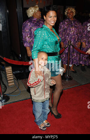 Nia Long und Sohn posiert mit der Big Mommas Ankunft auf der BIG MOMMA HAUS 2 Premiere auf der Chinese Theatre in Los Angeles. Januar 25, 2006.08 LongNia Sohn 014 Veranstaltung in Hollywood Leben - Kalifornien, Red Carpet Event, USA, Filmindustrie, Prominente, Fotografie, Bestof, Kunst, Kultur und Unterhaltung, prominente Mode, Besten, Hollywood Leben, Event in Hollywood Leben - Kalifornien, Roter Teppich und backstage, Musik Prominente, Topix, Paar, Familie (Mann und Frau) und Kids - Kinder, Brüder und Schwestern anfrage tsuni@Gamma-USA.com, Kredit Tsuni/USA, 2006 bis 2009 Stockfoto
