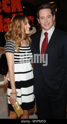 Sarah Jessica Parker und Ehemann Matthew Broderick Ankunft an Deck die Hallen Premiere auf der Chinese Theatre in Los Angeles. 3/4 lächeln Blickkontakt 09 BroderickM ParkerSarahJ Event in Hollywood Leben - Kalifornien, Red Carpet Event, USA, Filmindustrie, Prominente, Fotografie, Bestof, Kunst, Kultur und Unterhaltung, prominente Mode, Besten, Hollywood Leben, Event in Hollywood Leben - Kalifornien, Roter Teppich und backstage, Musik Prominente, Topix, Paar, Familie (Mann und Frau) und Kids - Kinder, Brüder und Schwestern anfrage tsuni@Gamma-USA.com, Kredit Tsuni/USA, 2006 bis 2009 Stockfoto
