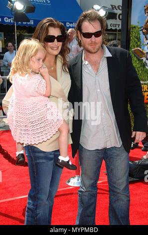 Brooke Shields mit Tochter Rowan und Ehemann Chris Henchy Ankunft ÜBER DIE HECKE Premiere an der Westwood Theatre in Los Angeles. April 30, 2006.09 ShieldsBr Mann daught Ereignis in Hollywood Leben - Kalifornien, Red Carpet Event, USA, Filmindustrie, Prominente, Fotografie, Bestof, Kunst, Kultur und Unterhaltung, prominente Mode, Besten, Hollywood Leben, Event in Hollywood Leben - Kalifornien, Roter Teppich und backstage, Musik Prominente, Topix, Paar, Familie (Mann und Frau) und Kids - Kinder, Brüder und Schwestern anfrage tsuni@Gamma-USA.com, Kredit Tsuni/USA, 2006 20. Stockfoto