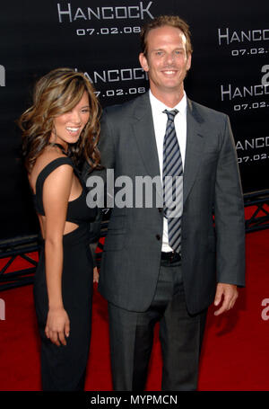 Peter Berg (Direktor und Gfr. ) - Hancock LA premiere auf der Chinese Theatre in Los Angeles. Drei Viertel Augenkontakt Lächeln 10 BergPeter gfr 10 Veranstaltung in Hollywood Leben - Kalifornien, Red Carpet Event, USA, Filmindustrie, Prominente, Fotografie, Bestof, Kunst, Kultur und Unterhaltung, prominente Mode, Besten, Hollywood Leben, Event in Hollywood Leben - Kalifornien, Roter Teppich und backstage, Musik Prominente, Topix, Paar, Familie (Mann und Frau) und Kids - Kinder, Brüder und Schwestern anfrage tsuni@Gamma-USA.com, Kredit Tsuni/USA, 2006 bis 2009 Stockfoto