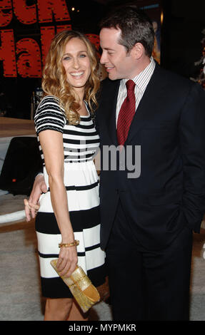 Sarah Jessica Parker und Ehemann Matthew Broderick Ankunft an Deck die Hallen Premiere auf der Chinese Theatre in Los Angeles. 3/4 lächeln Blickkontakt 10 BroderickM ParkerSarahJ Event in Hollywood Leben - Kalifornien, Red Carpet Event, USA, Filmindustrie, Prominente, Fotografie, Bestof, Kunst, Kultur und Unterhaltung, prominente Mode, Besten, Hollywood Leben, Event in Hollywood Leben - Kalifornien, Roter Teppich und backstage, Musik Prominente, Topix, Paar, Familie (Mann und Frau) und Kids - Kinder, Brüder und Schwestern anfrage tsuni@Gamma-USA.com, Kredit Tsuni/USA, 2006 bis 2009 Stockfoto
