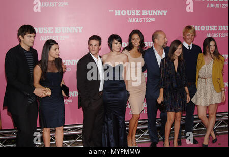 Ashton Kutcher, Demi Moore, Rumer Willis, Bruce Willis und Gfr und Töchter - House Bunny Premiere auf dem Westwood Village Theater in Los Angeles. in voller Länge Lächeln 10 Willis family Bruce Demi Rumer Kutcher Kids 10 Veranstaltung in Hollywood Leben - Kalifornien, Red Carpet Event, USA, Filmindustrie, Prominente, Fotografie, Bestof, Kunst, Kultur und Unterhaltung, prominente Mode, Besten, Hollywood Leben, Event in Hollywood Leben - Kalifornien, Roter Teppich und backstage, Musik Prominente, Topix, Paar, Familie (Mann und Frau) und Kids - Kinder, Brüder und Schwestern Anfrage tsuni @ Gamma-USA. c Stockfoto