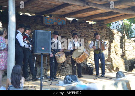 Gruppe von Akkordeon, Dudelsack und Trommel in die Partei Der Dudelsack in Quinta De Cancelada. August 20, 2016. Quinta De Cancelada Lugo Galizien Spanien. Stockfoto