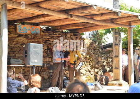 Trommel und Dudelsack Gruppe auf Die Gaita Partei in Quinta De Cancelada. August 20, 2016. Quinta De Cancelada Lugo Galizien Spanien. Stockfoto