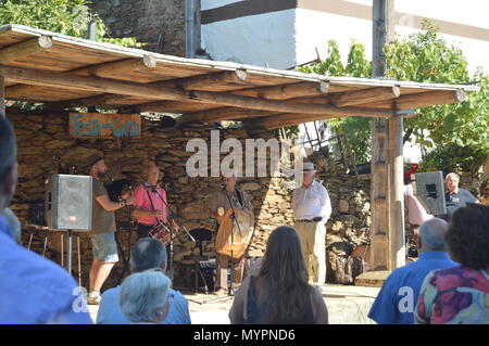 Trommel und Dudelsack Gruppe auf Die Gaita Partei in Quinta De Cancelada. August 20, 2016. Quinta De Cancelada Lugo Galizien Spanien. Stockfoto