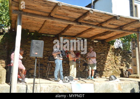 Gruppe von Akkordeon, Dudelsack und Palmen in die Partei Der Dudelsack in Quinta De Cancelada. August 20, 2016. Quinta De Cancelada Lugo Galizien Spanien. Stockfoto