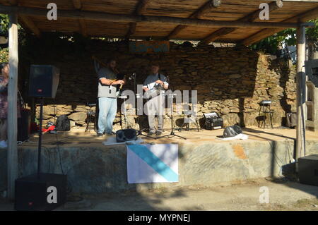 Trommel und Dudelsack Gruppe auf Die Gaita Partei in Quinta De Cancelada. August 20, 2016. Quinta De Cancelada Lugo Galizien Spanien. Stockfoto