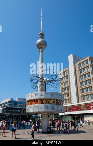 Berlin, Deutschland - Juni 2018: Die Weltzeituhr und den Fernsehturm am Alexanderplatz in Berlin, Deutschland an einem sonnigen Sommertag Stockfoto