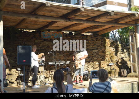 Trommel und Dudelsack Gruppe auf Die Gaita Partei in Quinta De Cancelada. August 20, 2016. Quinta De Cancelada Lugo Galizien Spanien. Stockfoto