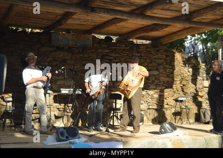 Trommel und Dudelsack Gruppe auf Die Gaita Partei in Quinta De Cancelada. August 20, 2016. Quinta De Cancelada Lugo Galizien Spanien. Stockfoto