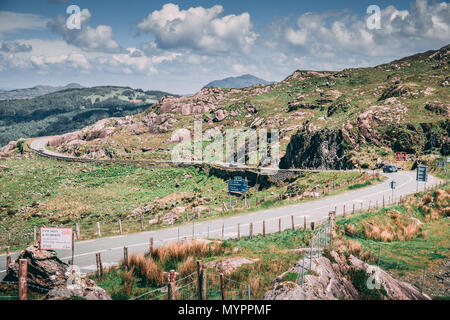 Verkehrszeichen an Molls Gap, ein Pass auf der N71 von Kenmare in Killarney im County Kerry, Irland Stockfoto