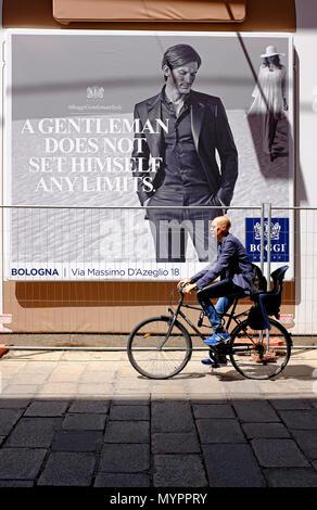 Männliche Radfahrer vorbei Mode Poster, Bologna, Italien Stockfoto