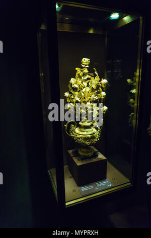 Wien, Österreich - Oktober 22, 2017: Goldene Rose in der Schatzkammer oder kaiserlichen Schatzkammer in der Hofburg Stockfoto