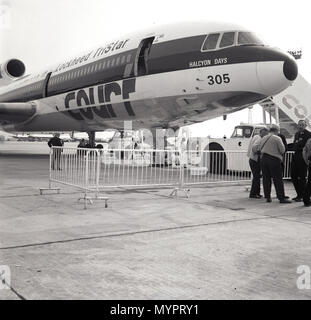 1972, historische Bild eines Lockheed Tristar Flugzeuge, in der Lackierung der Eigentümer, der Charterfluggesellschaft, Gericht Linie Luftfahrt, auf der Rollbahn am Flughafen Manchester, England, UK geparkt. Die Lockheed L-1011 Tristar war beeindruckend und die Dritte widebody Passenger Jet Airliner Commercial Service nach der Boeing 747 und McDonnell Douglas DC-10 ein. Die britische Firma Gericht Linie war die erste europäische Fluggesellschaft der Tristar zu betreiben. Stockfoto