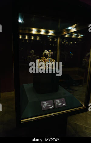 Wien, Österreich - 22. Oktober 2017: die Krone in der Schatzkammer oder kaiserlichen Schatzkammer in der Hofburg Stockfoto