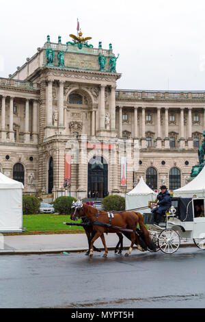 Wien, Österreich - Oktober 22, 2017: ein Wagen mit zwei weißen Pferden auf dem Platz vor der Hofburg Stockfoto
