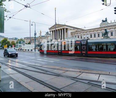 Wien, Österreich - 22. Oktober 2017: Moderne Stadt mit der Straßenbahn auf der Ringstraße und dem österreichischen Parlament Gebäude (1883) Stockfoto