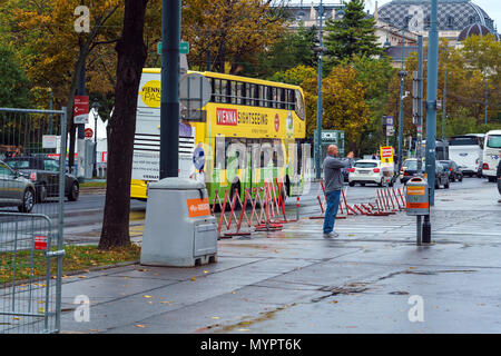 Wien, Österreich - 22. Oktober 2017: Doppeldeckerbus für Touristen zur Besichtigung der Stadt Stockfoto