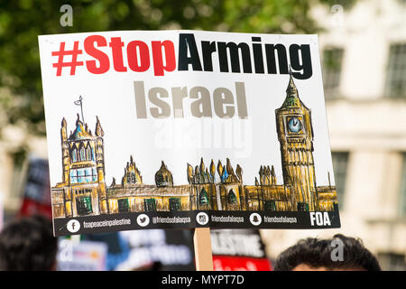 Stop Bewaffnung Israels Plakat im Gaza: Stoppt das Massaker Rallye in Whitehall, London, aus Protest gegen die palästinensischen Zivilisten durch die israelische Armee getötet. Stockfoto