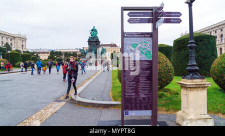 Wien, Österreich - 22. Oktober 2017: Kaiserin Maria Theresia Denkmal (1888) von Kaspar von zumbusch am Maria-Theresien-Platz. Stockfoto