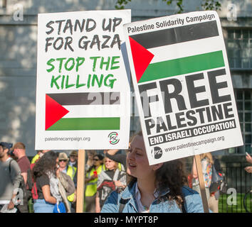 Die Demonstranten mit Plakaten im Gaza: Stoppt das Massaker Rallye in Whitehall, London, aus Protest gegen die palästinensischen Zivilisten durch die israelische Armee getötet. Stockfoto