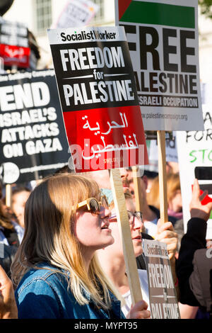 Die Demonstranten mit Plakaten im Gaza: Stoppt das Massaker Rallye in Whitehall, London, aus Protest gegen die palästinensischen Zivilisten durch die israelische Armee getötet. Stockfoto