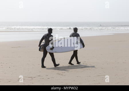 Surfer am Strand, Porthcawl, Mid Glamorgan, Wales, UK. 14. April 2018. UK. UK Wetter. Surfer am Strand Vorbereitung zu surfen, an einem sonnigen Tag. Stockfoto