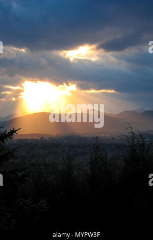 Sonnenstrahlen leuchten die Blue Ridge Mountains - Asheville, North Carolina. Stockfoto