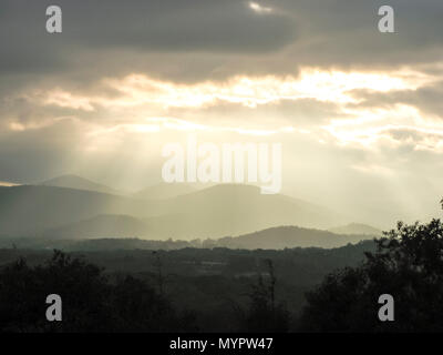 Holzstrahlen/ aus Wolken nach Sturm über die Blue Ridge Mountains Asheville, North Carolina. Stockfoto