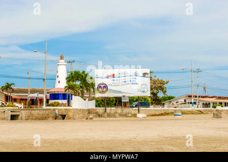 Salinas, Ecuador - 13. April 2016: Leuchtturm am Check Point am Eingang zum Marinestützpunkt in Salinas, Ecuador. Stockfoto