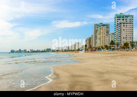 Salinas, Ecuador - 13. April 2016: Moderne Eigentumswohnung Gebäude gegenüber Playa de Chipipe in Salinas, Ecuador. Stockfoto