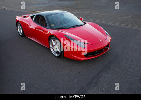 Juni 1, 2018 Eugene oder - eine Ansicht von einem roten Ferrari 458 sitzen auf schwarzen Asphalt. Stockfoto