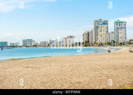 Salinas, Ecuador - 13. April 2016: Moderne Eigentumswohnung Gebäude gegenüber Playa de Chipipe in Salinas, Ecuador. Stockfoto