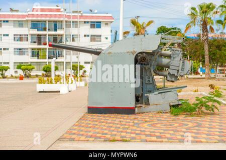 Salinas, Ecuador - 13. April 2016: Waffen auf die Anzeige am Eingang zum Marinestützpunkt in Salinas, Ecuador. Stockfoto