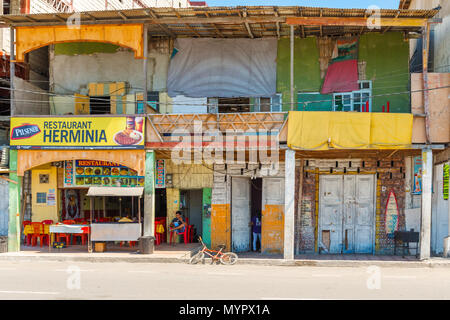 Salinas, Ecuador - 13. April 2016: Alte heruntergekommene Häuser in Salinas, Ecuador. Stockfoto