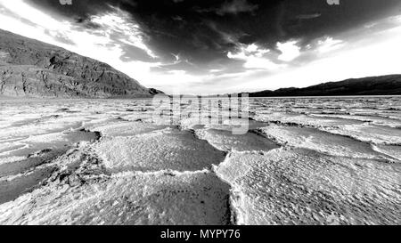 Weitwinkelobjektiv Salinen Death Valley schlechtes Wasser Becken, Kalifornien, Schwarz und Weiß Stockfoto