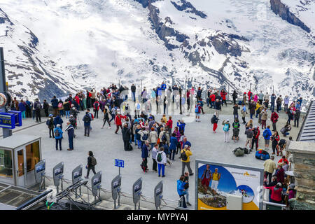 Viele Touristen am Gornergrat am Ende der Fahrt mit dem Zug von Zermatt, Schweiz, in den Alpen Stockfoto