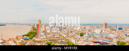 Guayaquil, Ecuador - 16. April 2016: Luftbild an den Gebäuden und den Fluss in der Innenstadt von Guayaquil in Ecuador. Stockfoto