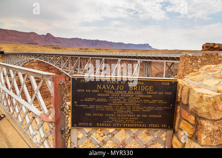 Navajo Bridge, Arizona, USA - 06. September 2017: Historische Navajo Brücke überspannt Marble Canyon im Norden von Arizona. Ist ein Paar von Stahl arch Bridges, c Stockfoto