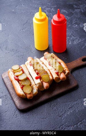 Foto oben auf Hotdogs auf Schneidebrett Stockfoto