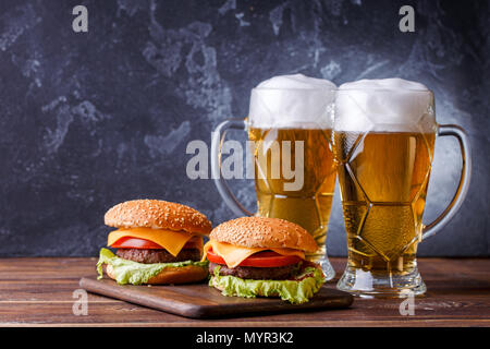 Bild von zwei Hamburger, Gläser mit Bier Stockfoto