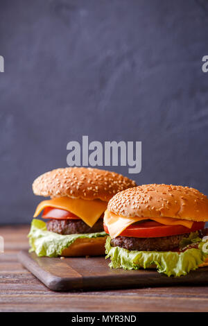 Bild von zwei Hamburger auf hölzernen Tisch Stockfoto