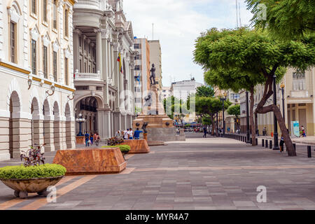 Guayaquil, Ecuador - 16. April 2016: Blick in die Straße in der Innenstadt von Guayaquil mit dem Denkmal zu Mariscal Sucre im Hintergrund. Stockfoto