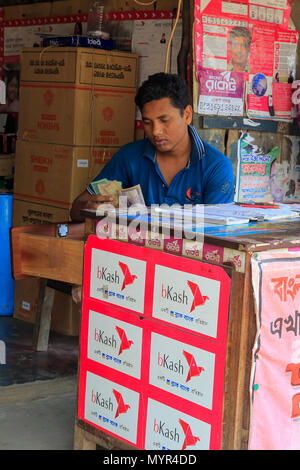 Eine mobile Banking Store unter Burigoalini Bazar. Shyamnagar, Satkhira, Bangladesch Stockfoto