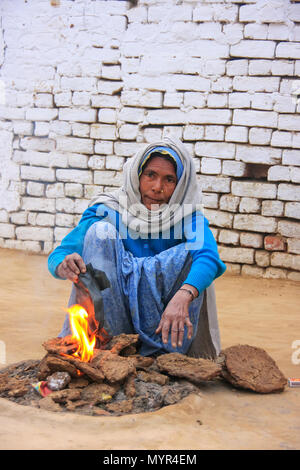 Die Frau, die mit trockenen Kuhmist in Taj Ganj Nachbarschaft von Agra, Uttar Pradesh, Indien Feuer. Ein Nachteil dieser Art von Kraftstoff wird erhöht Stockfoto