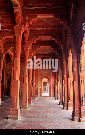 Innere der Jama Masjid in Fatehpur Sikri, Uttar Pradesh, Indien. Die Moschee wurde im Jahre 1648 von Kaiser Shah Jahan erbaut und seine Tochter Jah gewidmet Stockfoto